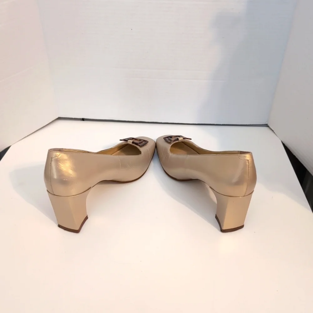 Ann Marino Leather Gold Tone Block Heels w/ Tortoise Shell Ornamental Buckle 10M
